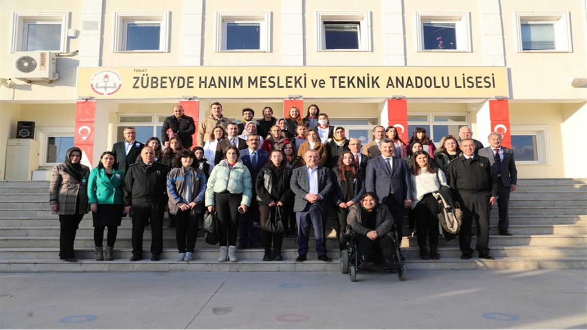 Valimiz Numan Hatipoğlu, Zübeyde Hanım Mesleki ve Teknik Anadolu Lisesi'ni ziyaret etti